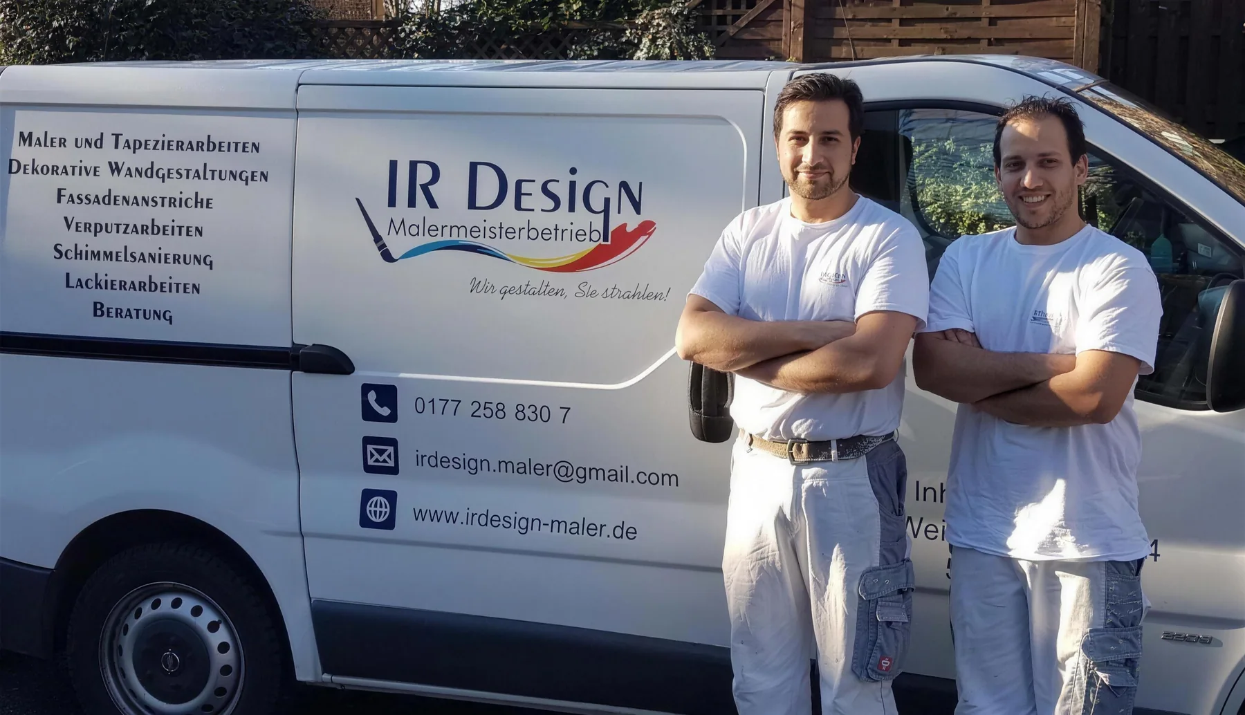 Das Team von IR Design vor dem beschrifteten Firmenwagen
