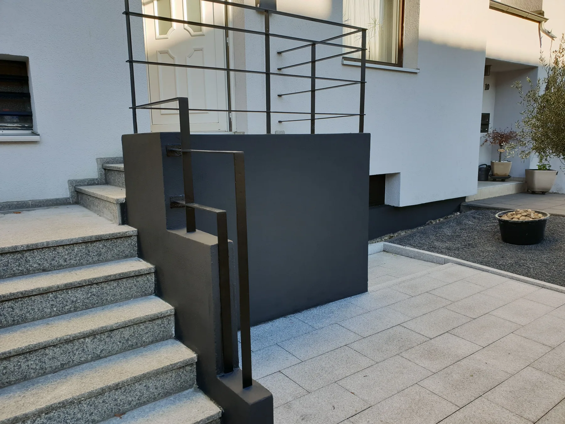 Treppenaufgang mit anthrazitfarben gestrichenen Mauern und Geländer