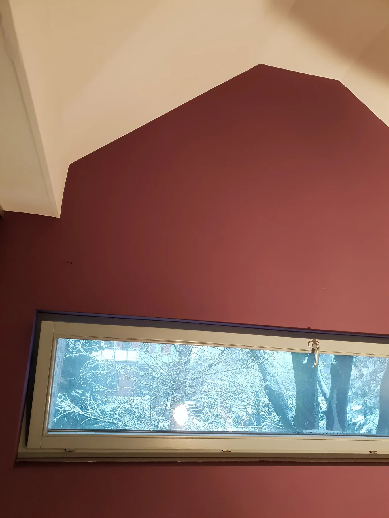 Dachschräge in Rostrot mit schmalem Fensterband