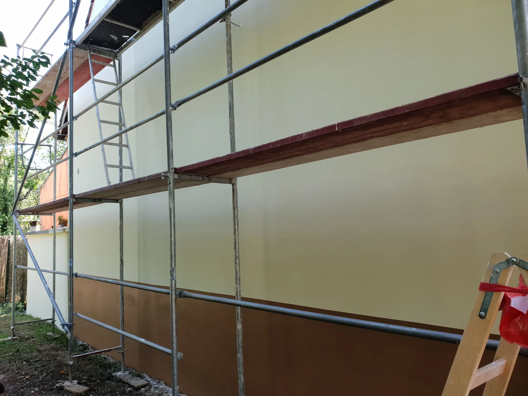 Gerüst vor einer Fassade während der Putz- und Anstricharbeiten