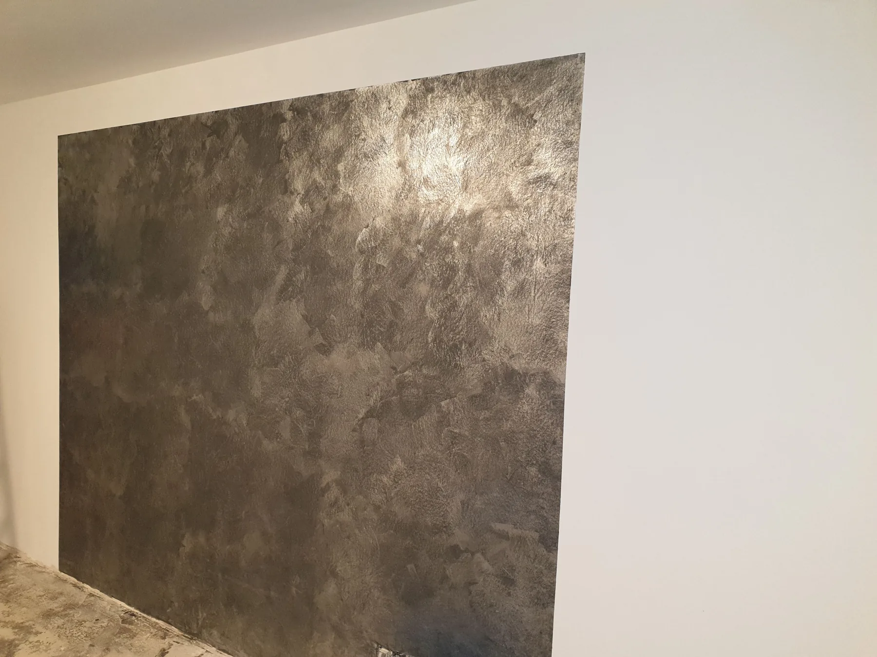 Wandfläche in silbergrauer Spachteltechnik mit Metallic-Effekt